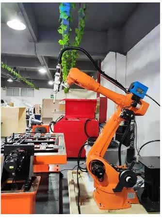 2000W Automatic Fiber Laser Welding Robot System 6 Axis Laser Soldering Machine For Metal Aluminum